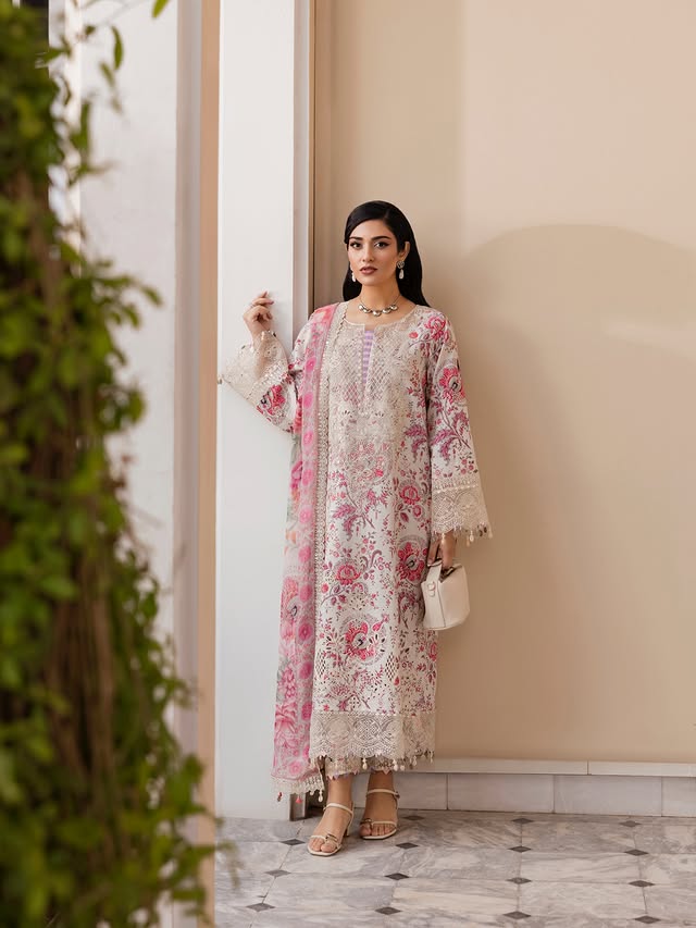 Pakistani Actress Sarah Khan