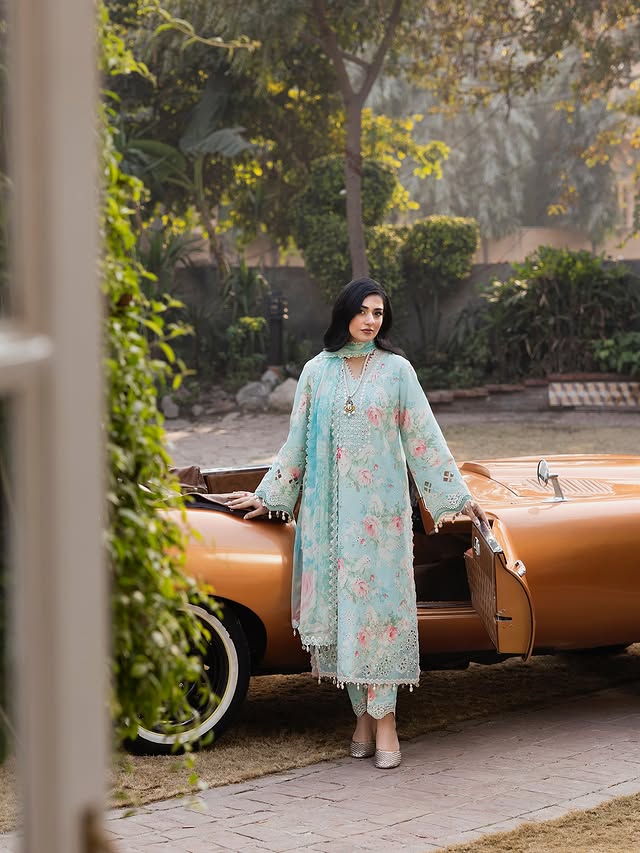 Pakistani Actress Sarah Khan